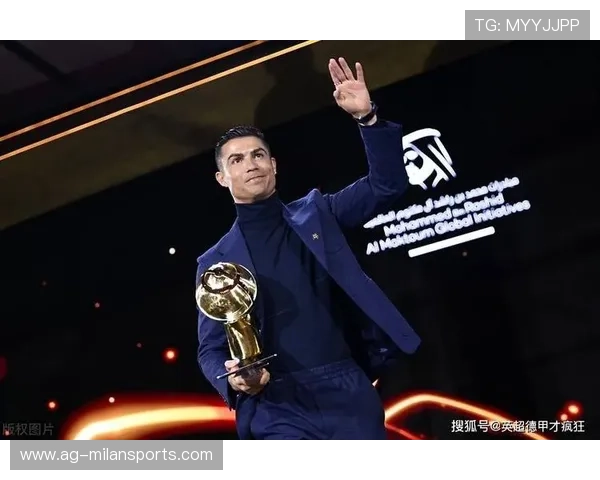 C罗赛后为小球员做示范，教练夸他耐心十足