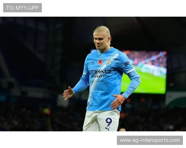 哈兰德赛后为小球迷加练签名，互动超接地气